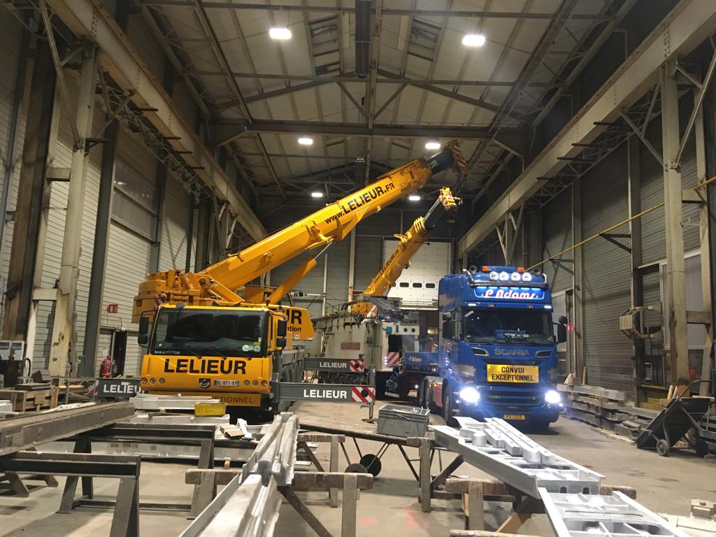 Déchargement d'une machine outil de 36 tonnes dans le Pas-de-Calais
