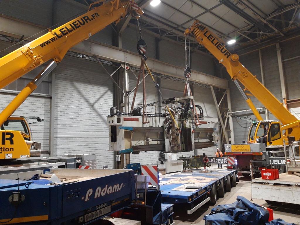 Déchargement d'une machine outil de 36 tonnes dans le Pas-de-Calais