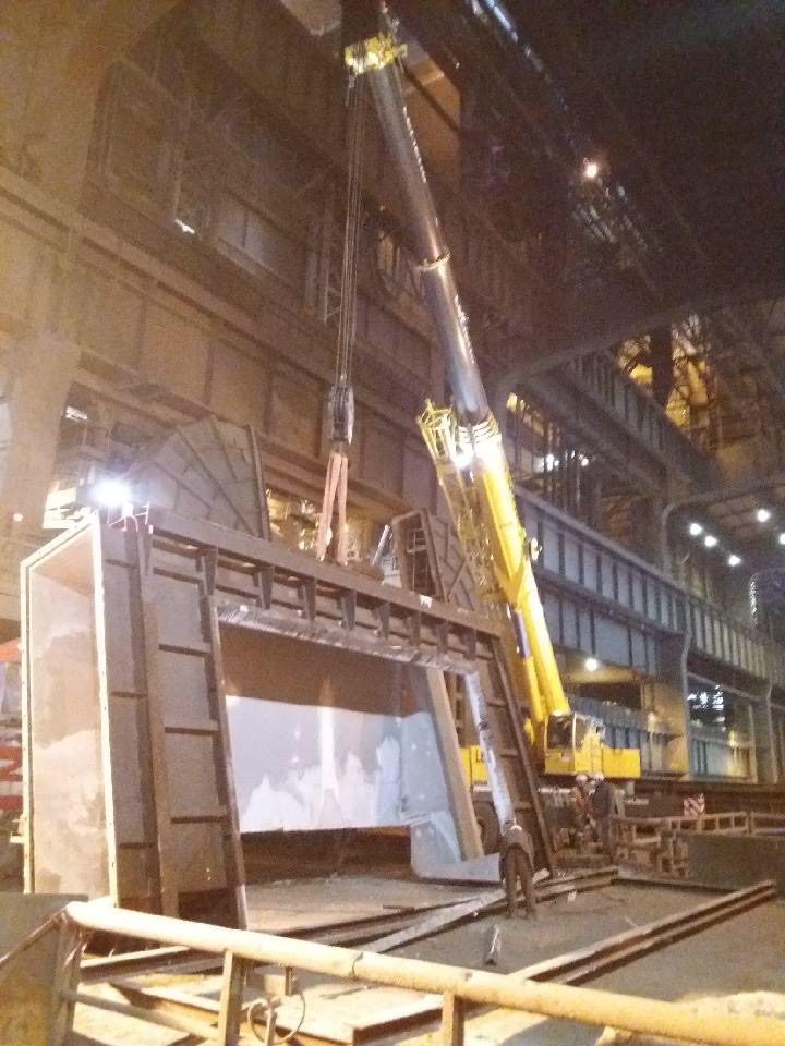 Pose d'une porte de 30 tonnes sur haut fourneau dans une usine sidérurgique des Hauts-de-France