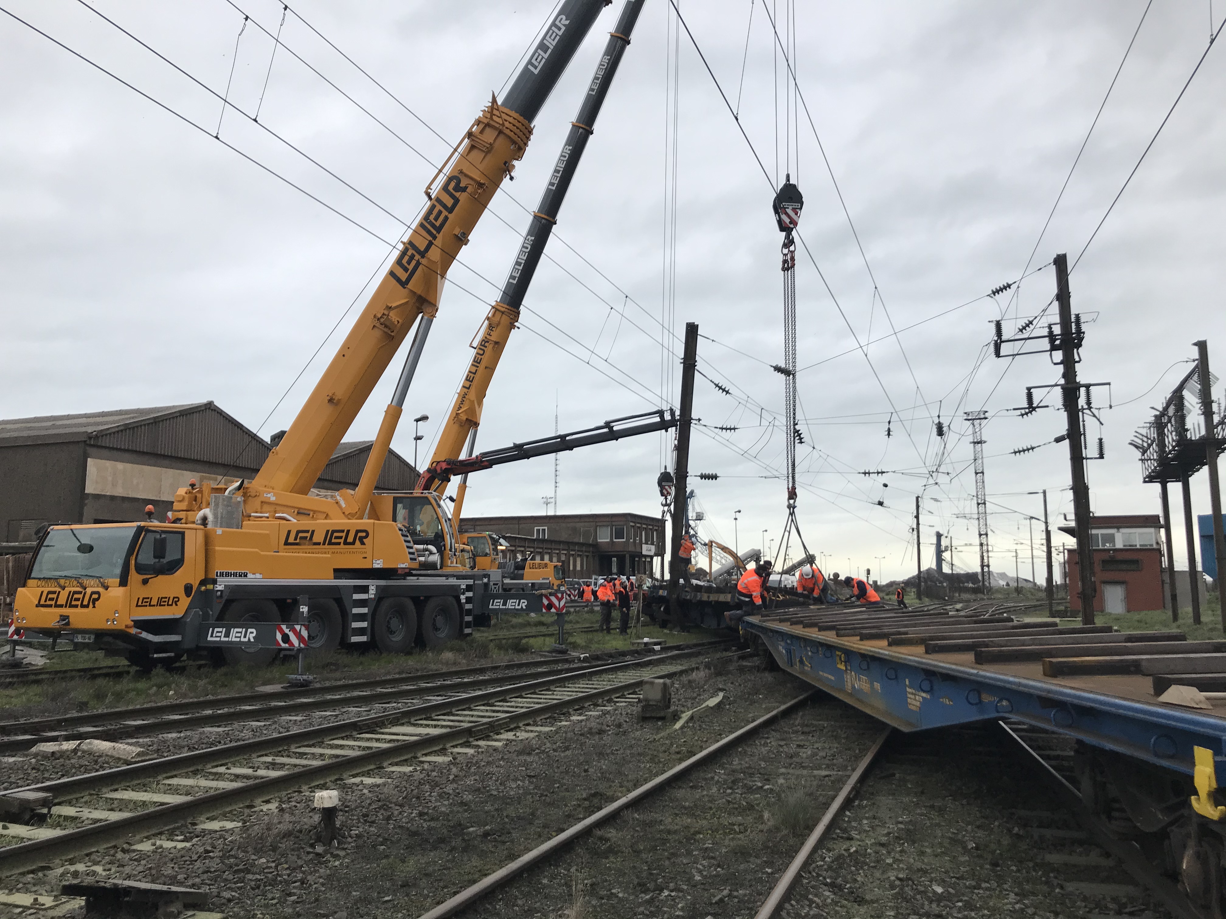Elinguage, levage et guidage d'urgence pour le replacement de wagons sur rails à Dunkerque dans le Nord