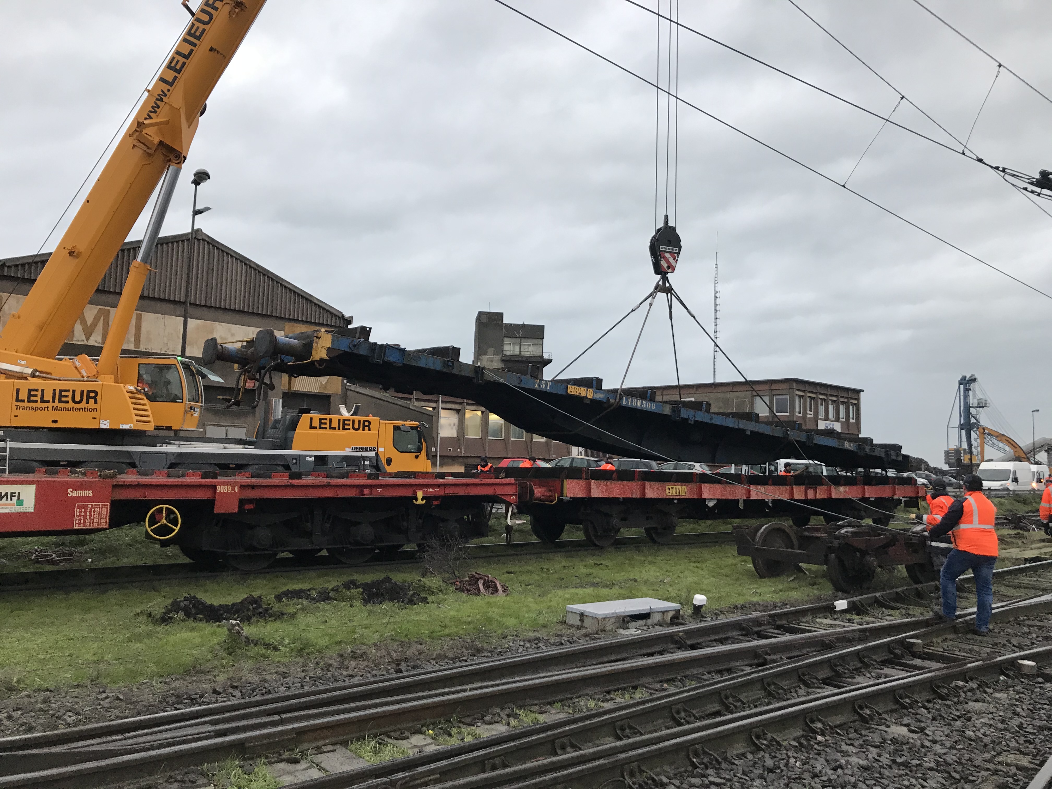 Elinguage, levage et guidage d'urgence pour le replacement de wagons sur rails à Dunkerque dans le Nord