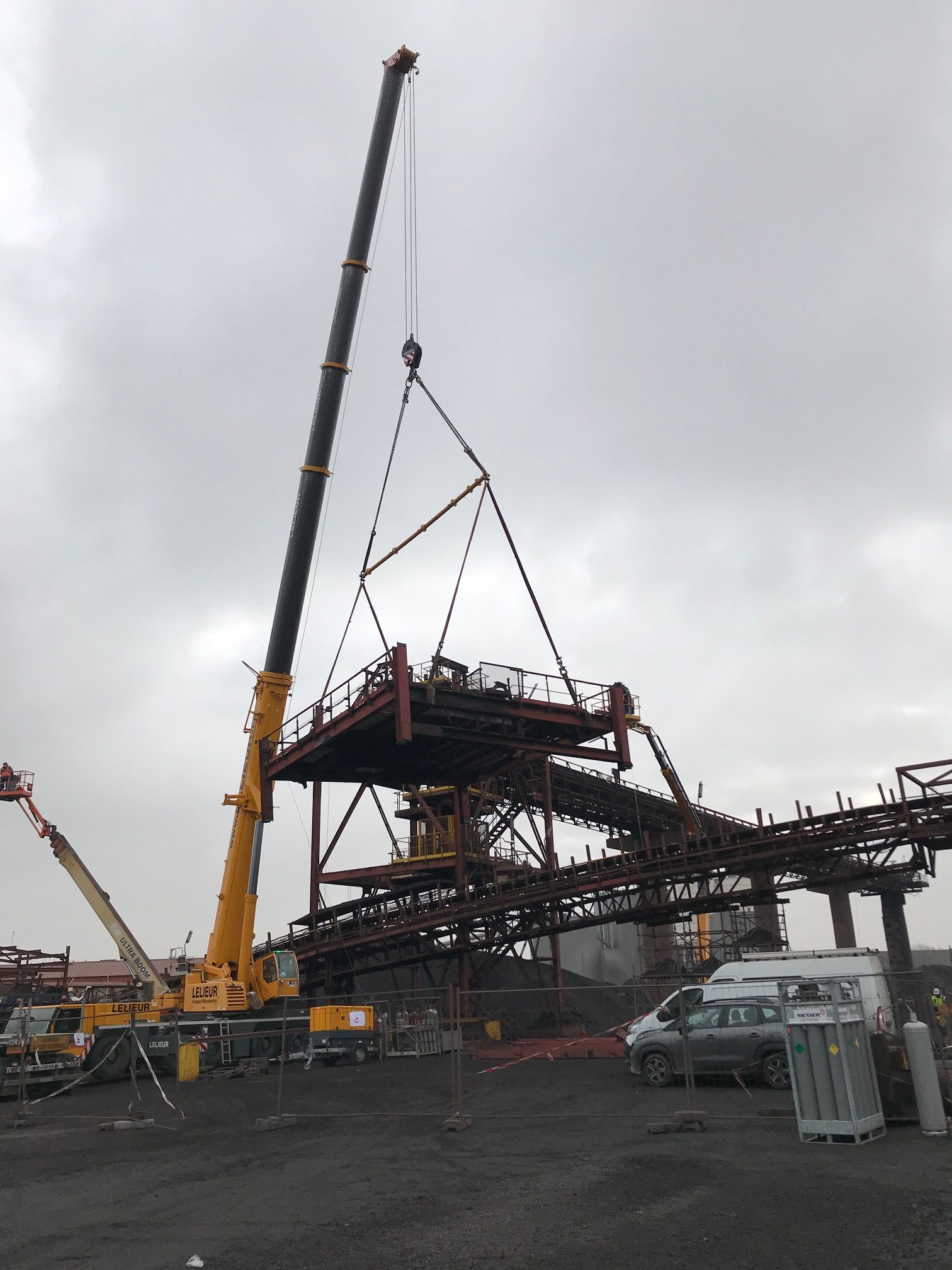 Levage d'un plancher de 25 tonnes en industrie sidérurgique, à Dunkerque
