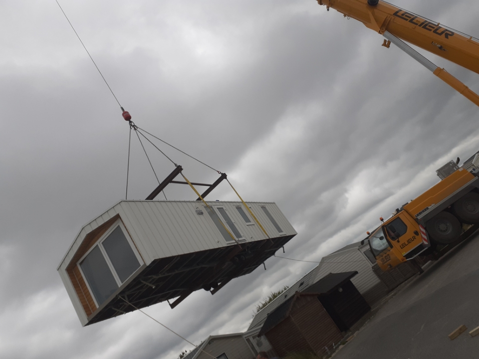 Notre 300 tonnes pose un mobilhome au sein du Camping du Perroquet à Bray-Dunes dans le Nord.