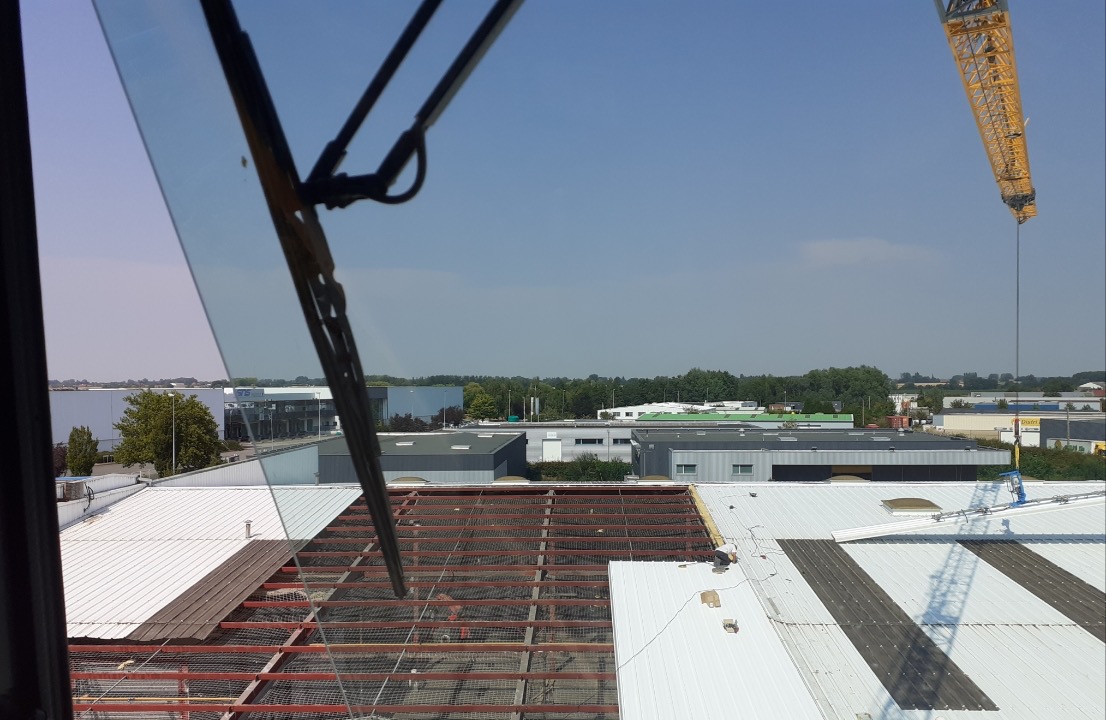 Levage et changement de panneaux de toiture sur bâtiment industriel, à Orchies dans le Nord, avec grue MK 88 de Liebherr