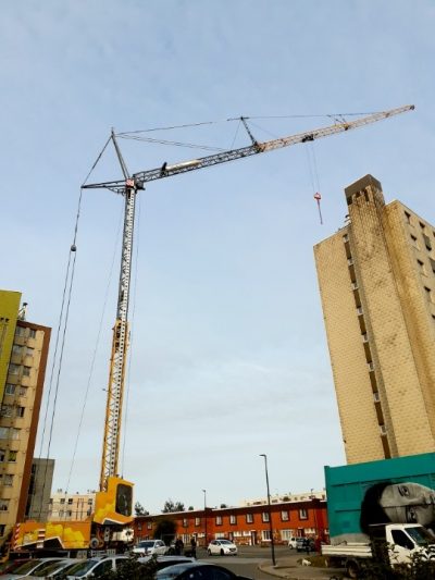 Levage de matériel de chantier sur un immeuble à 10 étages à l'aide de notre grue de construction MK88, à Calais dans les Hauts-de-France