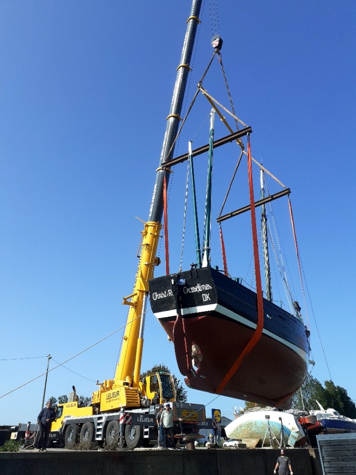Levage et remise à l'eau du bateau Christ-Roi à Gravelines dans les Hauts-de-France à l'aide de la grue LTR 1100