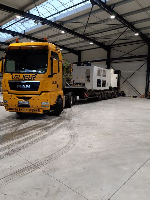 Transport et manutention de centres d'usinage et de tour numérique à Saint-Omer dans le Pas-de-Calais à l'aide d'une JMG 40 tonnes