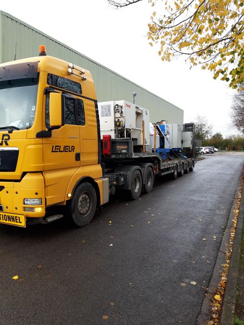 Transport et manutention de centres d'usinage et de tour numérique à Saint-Omer dans le Pas-de-Calais à l'aide d'une JMG 40 tonnes