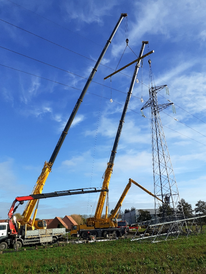 Changement d'un pylône électrique d'EDF sur la région de Douai dans les Hauts-de-France