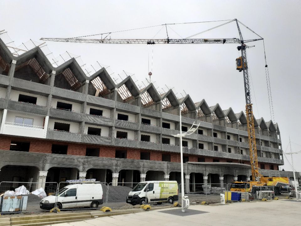 Levage de supports clim au futur Grand Hôtel de Malo-les-Bains dans le Nord, à l'aide de la grue de construction MK88