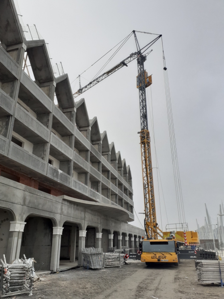 Levage de supports clim au futur Grand Hôtel de Malo-les-Bains dans le Nord, à l'aide de la grue de construction MK88