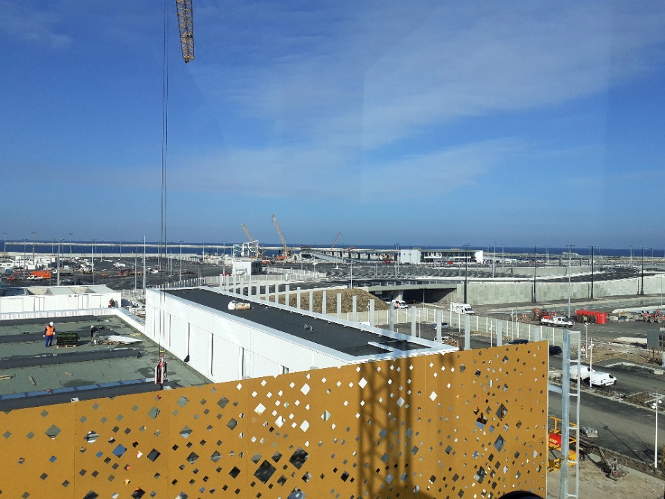 Levage d'un toit végétal pour le bâtiment d'accueil du Port de Calais avec notre grue de construction MK88