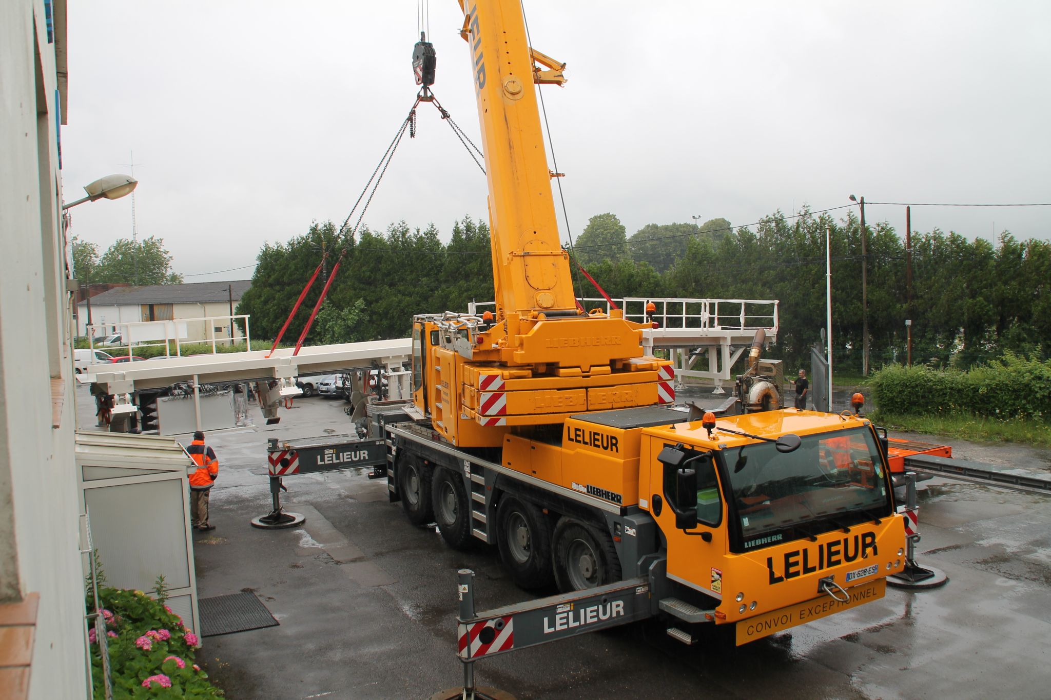 Levage d'un pont de transfert, équipement lourd de construction ferroviaire dans les Hauts-de-France