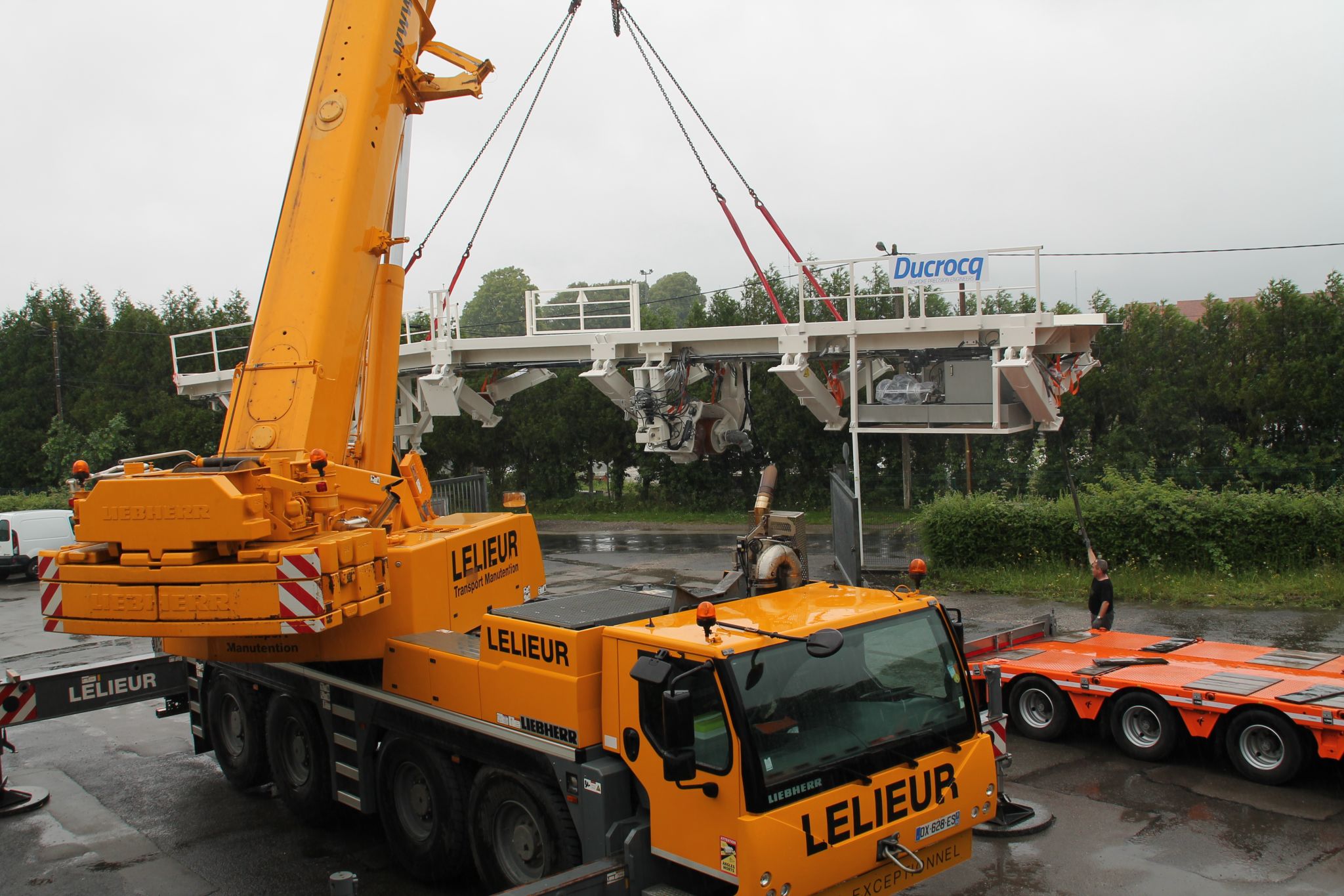 Levage d'un pont de transfert, équipement lourd de construction ferroviaire dans les Hauts-de-France