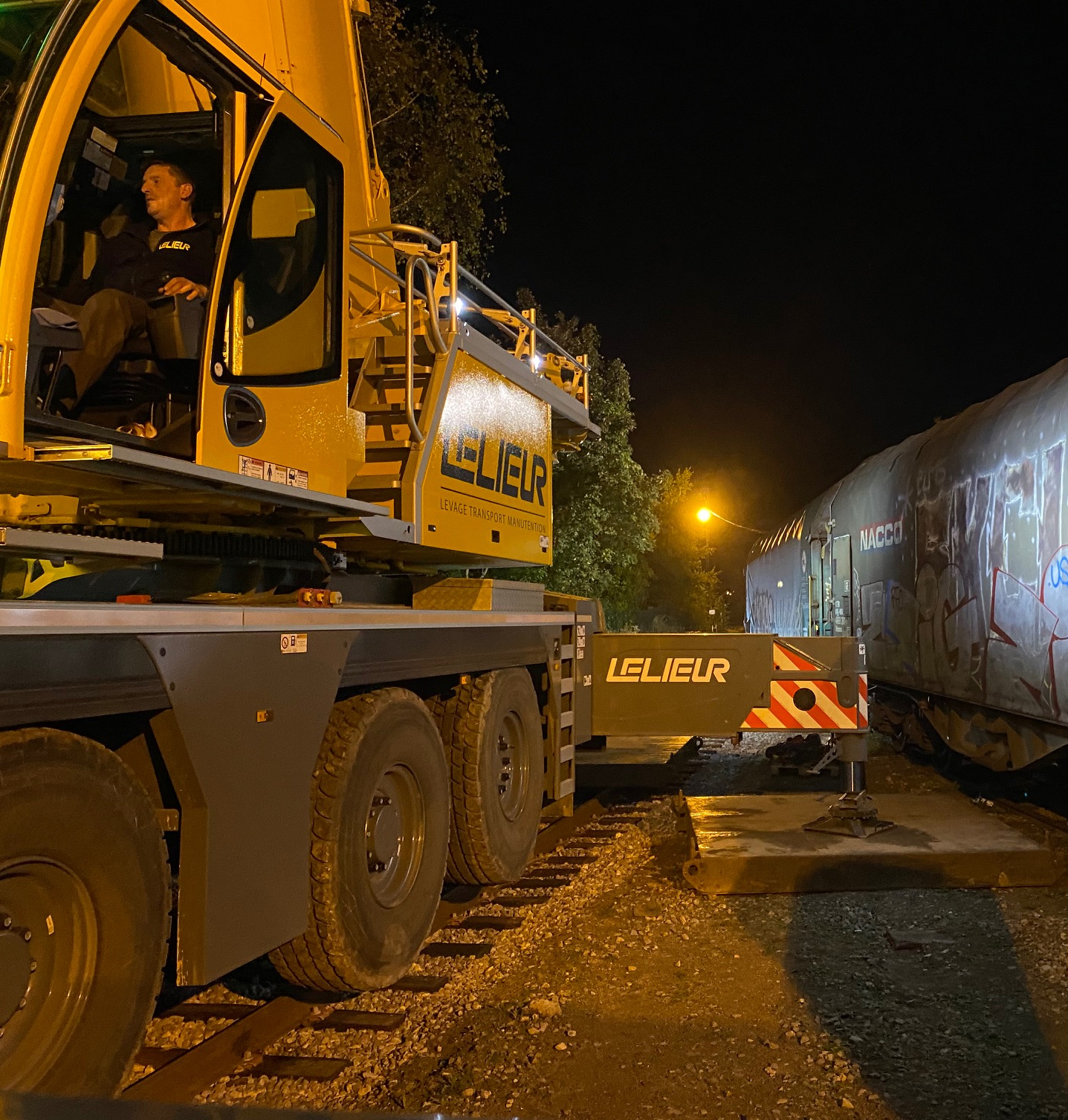 Levage et remise sur voies d'un wagon de marchandises sur site industriel proche de Boulogne-sur-Mer avec notre grue 300 tonnes