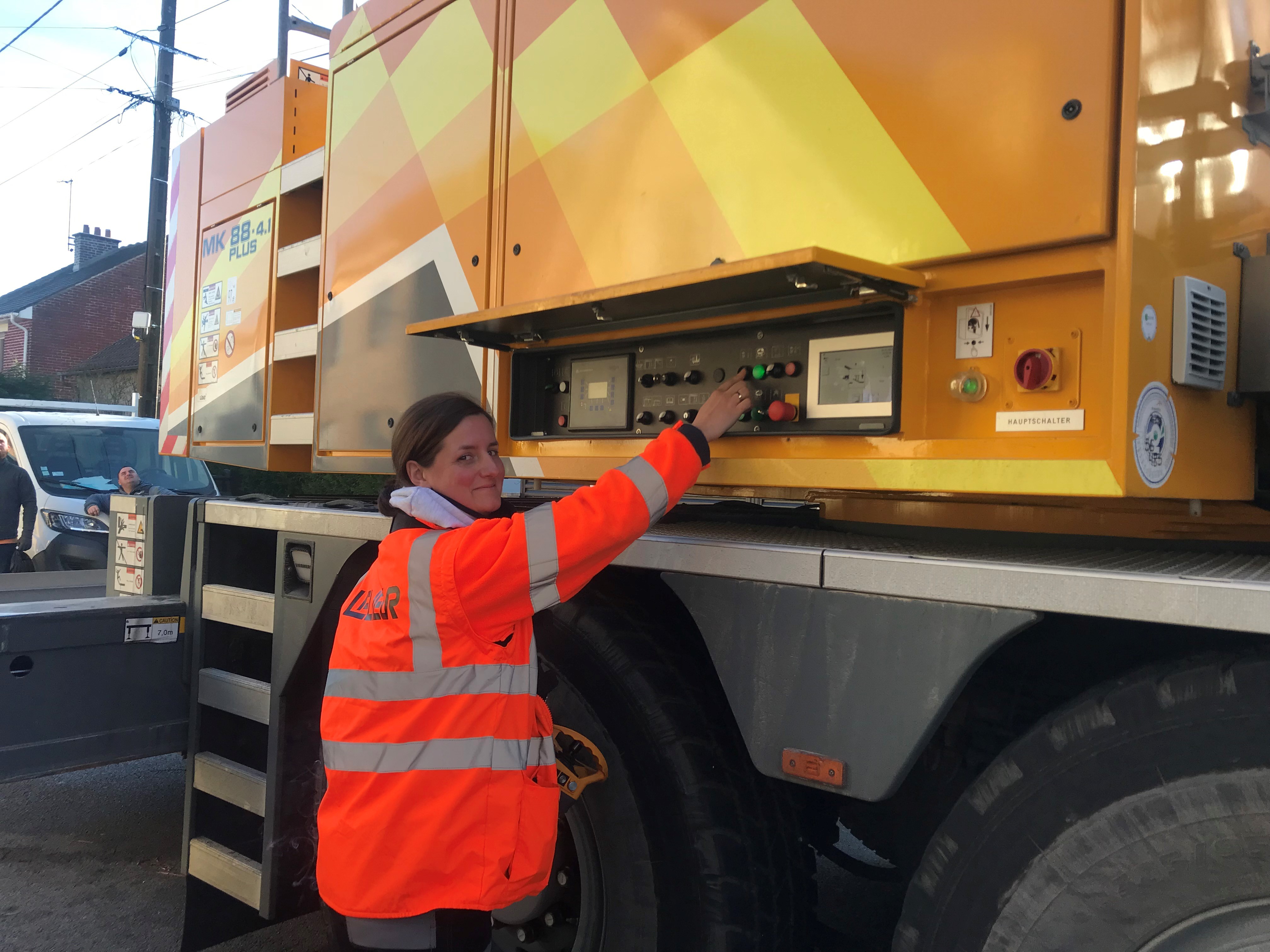 Aurore, notre opératrice sur grue de construction MK88 sur un chantier à Cucq dans le Pas-de-Calais (Hauts-de-France)