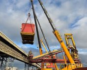 Démontage d’une grue portuaire avec 3 grues
