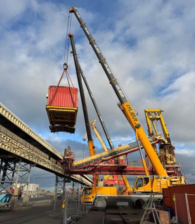 Démontage d’une grue portuaire avec 3 grues