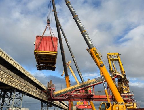 Démontage d’une grue portuaire au port de Calais