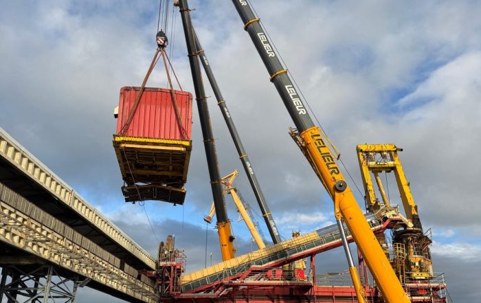 Démontage d’une grue portuaire avec 3 grues
